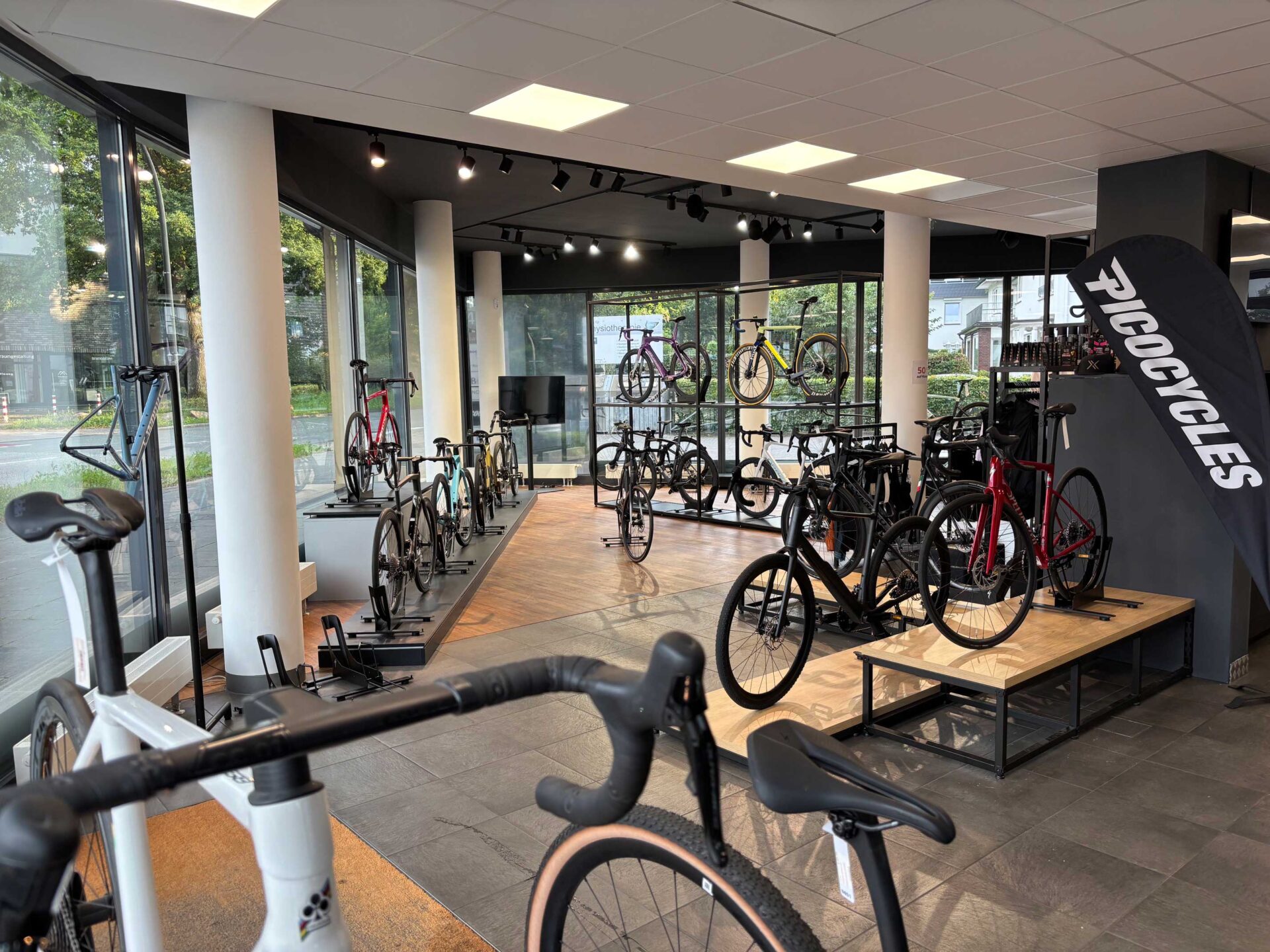 Showroom-high-performance-bikes-hamburg-specialized